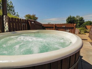 Outdoor spa tub - Gortin Glen Glamping Pod 3 (Omagh)