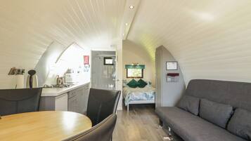 1 bedroom, individually decorated, individually furnished, free WiFi