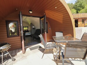 Outdoor dining - Gortin Glen Glamping Pod 5 (Omagh)