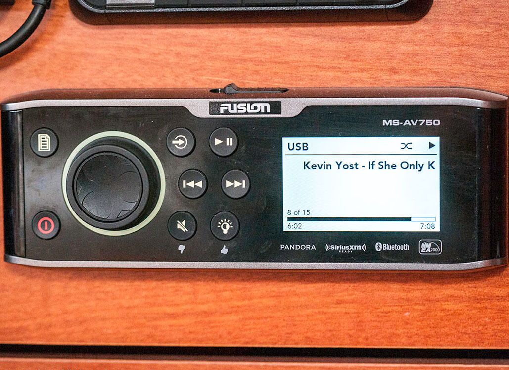 Un lecteur MP3 FUSION MS-AV750 doté d’une interface USB, affichant la piste « If She Only K. » de Kevin Yost.