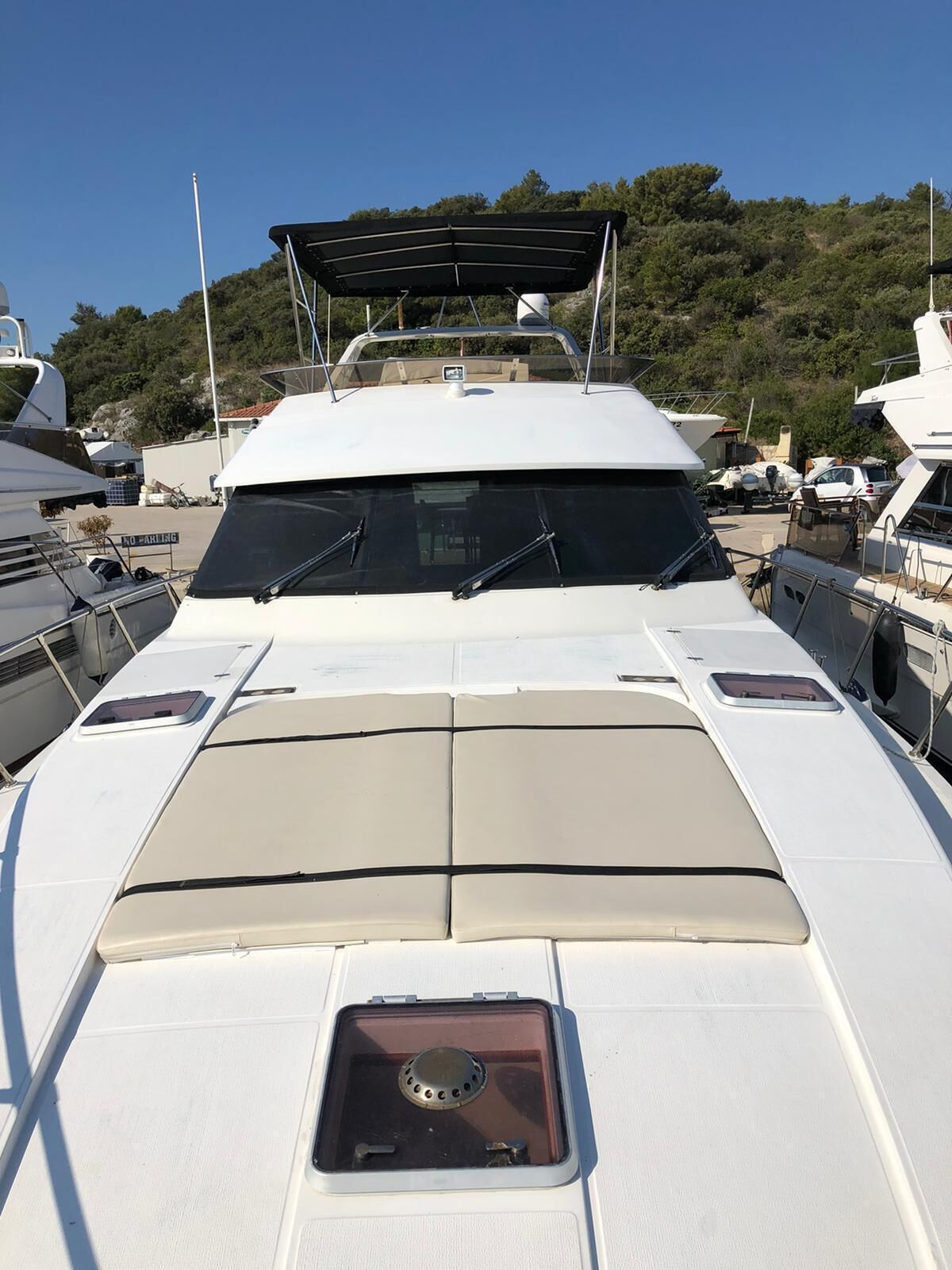 Ein Boot mit abgedecktem Deck, einem zentralen Fenster und einem kleinen Bullauge.