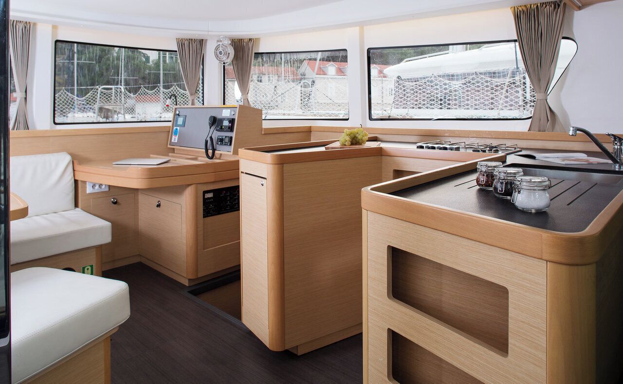 Un espacio de cocina compacto con encimera de madera, un lavamanos y una ventana con vistas al exterior.