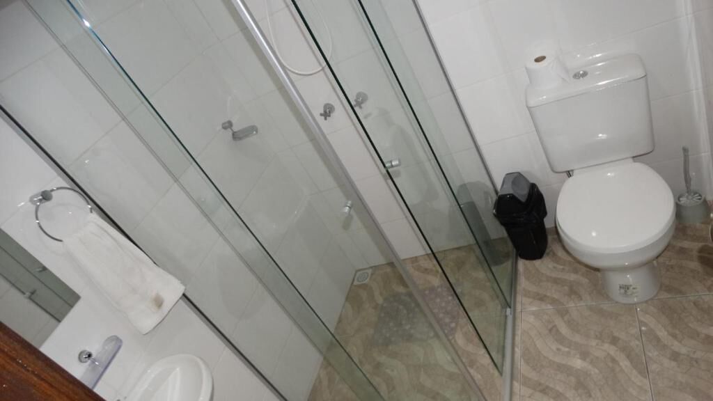 Een douche, handdoeken, zeep, toiletpapier
