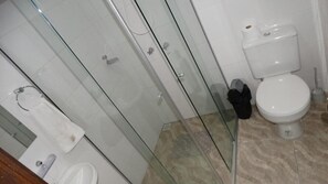 Shower, towels, soap, toilet paper - Hotel Niro (Montenegro)