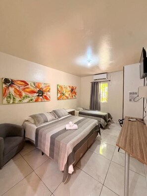 Desk, laptop workspace, blackout drapes, soundproofing - Hotel Niro (Montenegro)