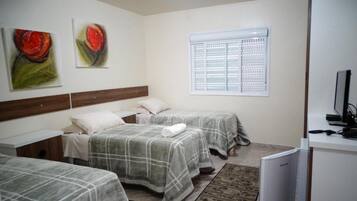 Comfort appartement, airconditioning, uitzicht op binnenplaats | Een bureau, een laptopwerkplek, verduisterende gordijnen