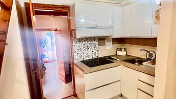 Fridge, oven, stovetop, cookware/dishes/utensils
