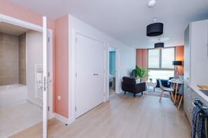 Een strijkplank/strijkijzer, internet, beddengoed