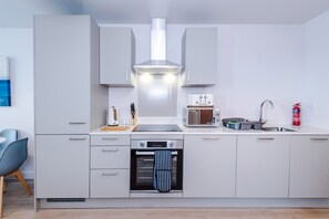 Réfrigérateur, four à micro-ondes, un four, surface de cuisson