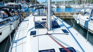 Ein Yachthafen mit mehreren Segelbooten, die dort liegen.