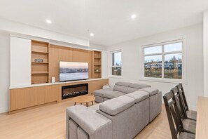 Smart TV y chimenea 