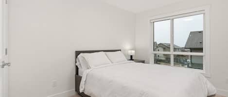 3 bedrooms, iron/ironing board, travel crib, WiFi (free)