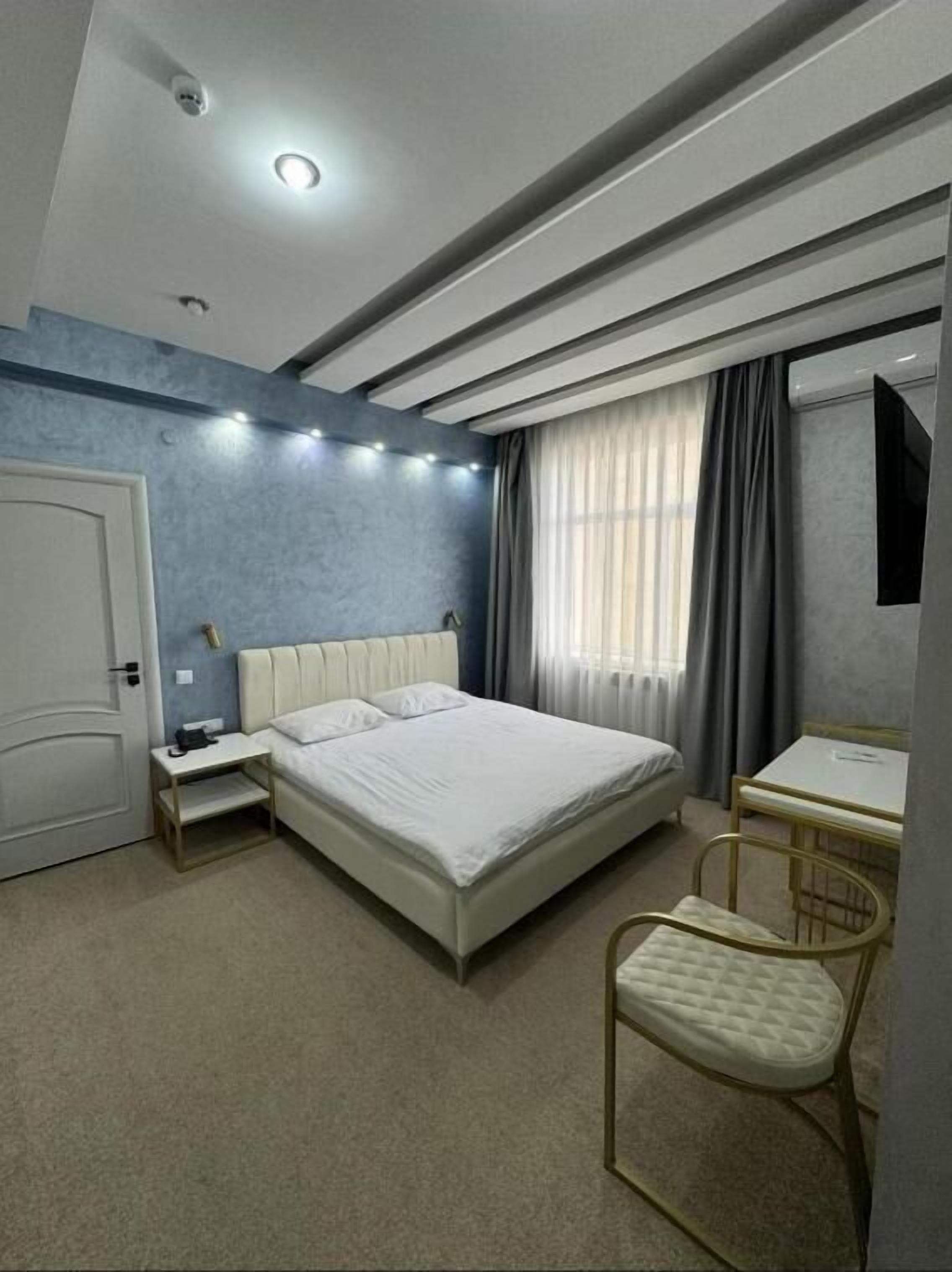 Suite Luxury, vista montagna | Una scrivania, postazione laptop, tende oscuranti, ferro/asse da stiro