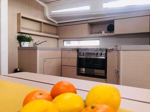 Private kitchen - Sun-Kissed Sailing Adventure in Split, Croatia (Split)