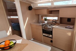 Private kitchen - Sun-Kissed Sailing Adventure in Split, Croatia (Split)