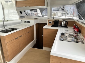 Private kitchen - Sun-Kissed Sailing Adventure in Islas Sarónicas (Alimos)