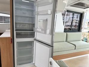 A modern kitchen with a multi-air flow refrigerator, a fresh zone, and a Moist Balance Crisp drawer. - Sun-Kissed Sailing Adventure in Islas Sarónicas (Alimos)