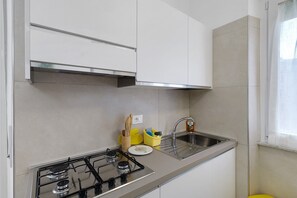 Wasserkocher mit Kaffee-/Teezubehör, Kühlschrank, Mikrowelle, Ofen