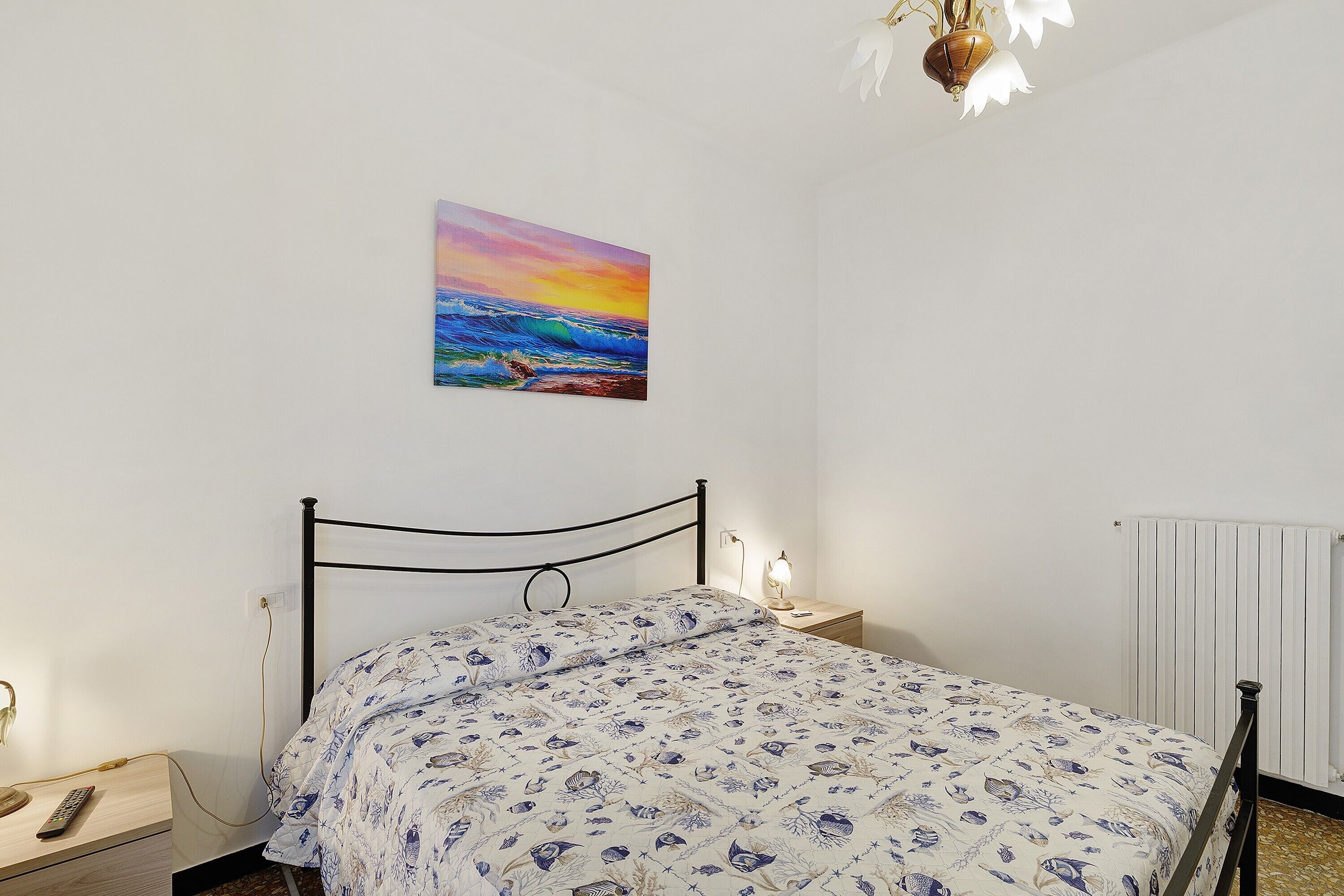 Iron/ironing board, bed sheets