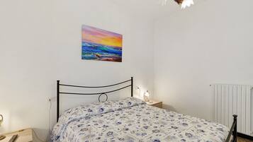 Iron/ironing board, bed sheets