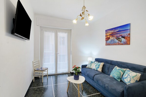 Living area - Apartment 'Casa Antonio' with Balcony and Air Conditioning (Alassio)