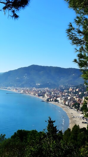 Beach - Apartment 'Casa Antonio' with Balcony and Air Conditioning (Alassio)