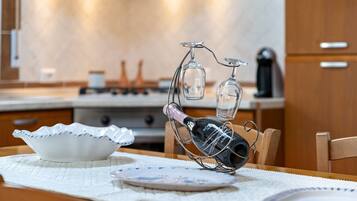 Wasserkocher mit Kaffee-/Teezubehör, Kühlschrank, Ofen, Herdplatte