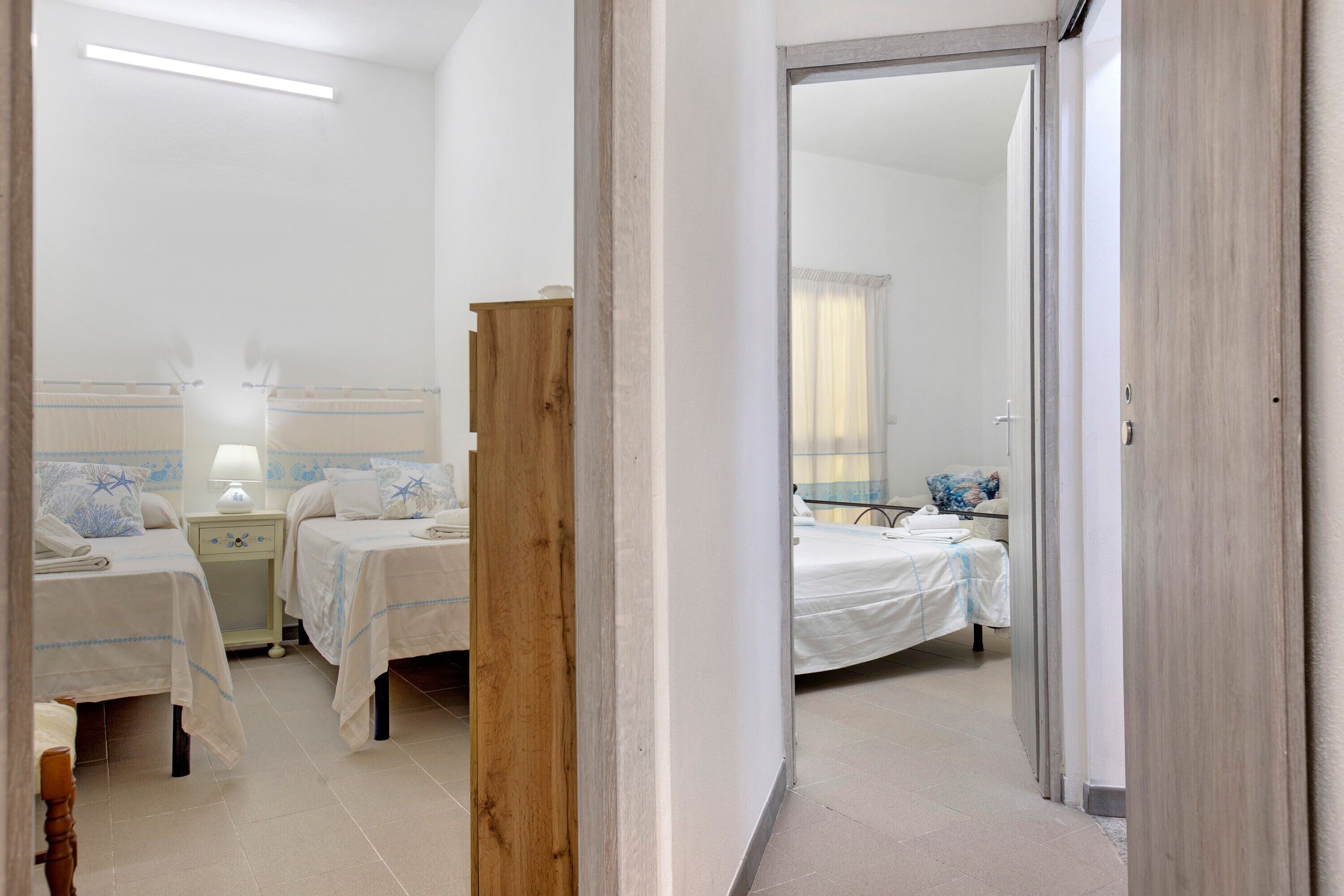 Tabla de planchar con plancha, wifi, ropa de cama