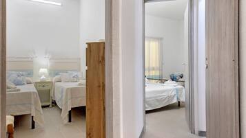 Tabla de planchar con plancha, wifi, ropa de cama