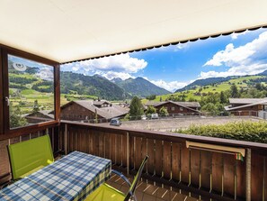 A balcony with a view of a village, mountains, and a clear sky. - Hübeli (Moosmatten) Appartement/Fewo, Dusche oder Bad, WC, 1 Schlafraum by Interhome (Zweisimmen)