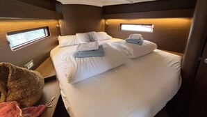 En privat hytt med en säng, ett fönster och en kontrollpanel.