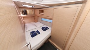 Ein gemütliches Häuschen mit Bett, kleinem Fenster und Dachfenster.