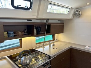 Private kitchen - Sun-Kissed Sailing Adventure in Split, Croatia (Split)