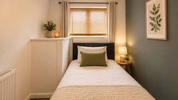 4 bedrooms, iron/ironing board, WiFi, bed sheets