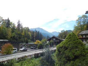 Un barrio residencial con casas, una carretera y montañas al fondo.