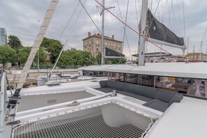 En segelbåt med ett täckt däck, en mast och rigg.