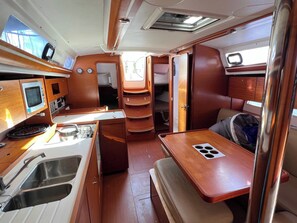 Private kitchen - Sun-Kissed Sailing Adventure in Golfo de Morbihan, Brittany (Arzon)