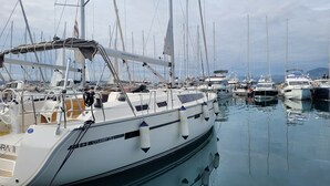 Un puerto deportivo con varios veleros amarrados.