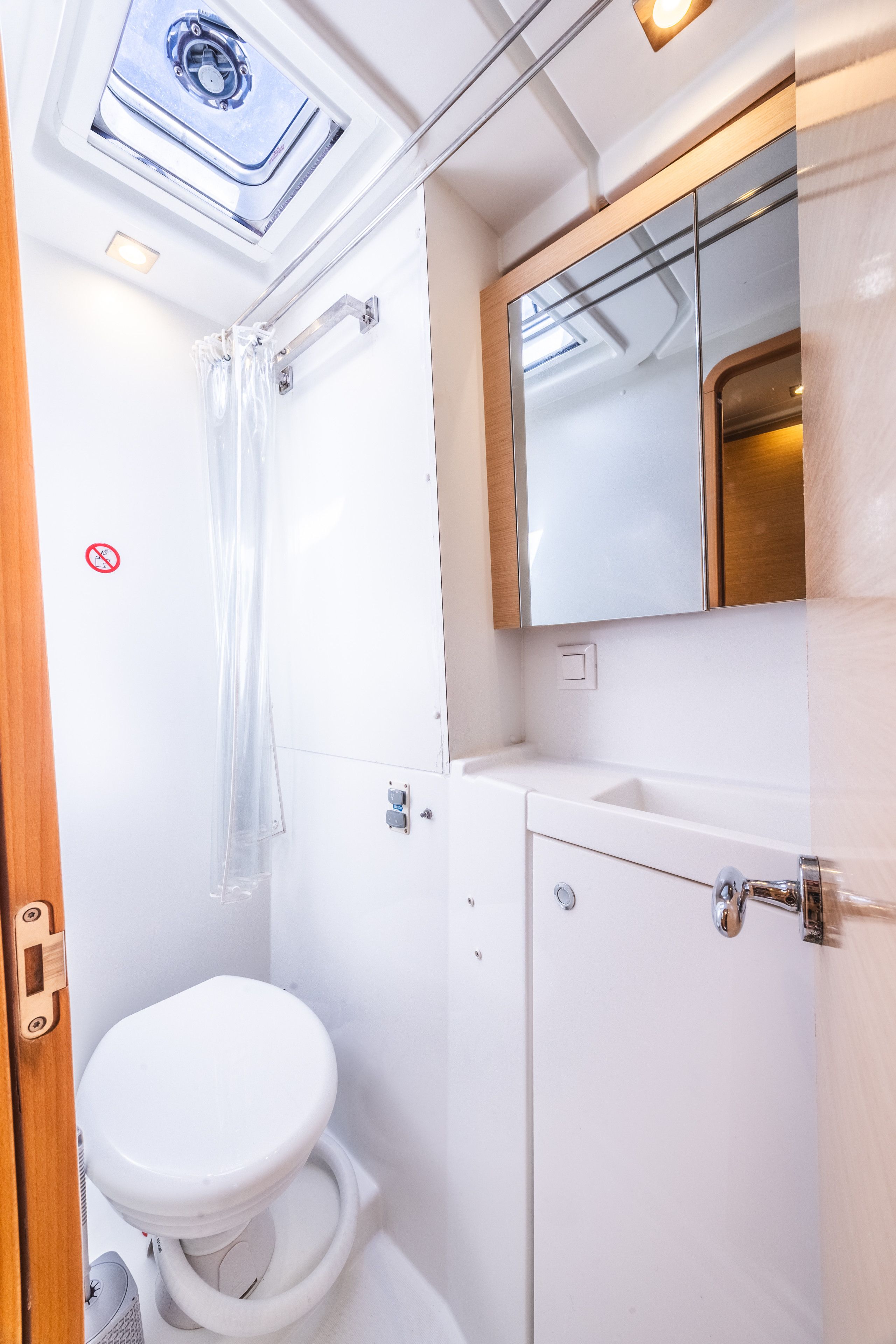 Ein kleines Badezimmer mit Toilette, Dusche und Waschbecken.