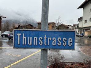 A street sign with the name 'Thunstrasse' on a blue background. - Baren Penthouse Appartement/Fewo, Dusche, WC 8-Bettwohnung by Interhome (Zweisimmen)