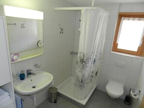 A bathroom with a shower, toilet, sink, and a window. - Studio Rinderbergblick Studio, Dusche, WC 2-Bettwohnung by Interhome (Zweisimmen)