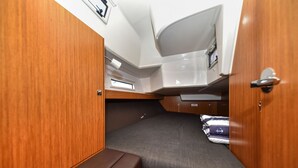 Un interior compacto con zona de descanso, una pequeña kitchenette y una ventana.