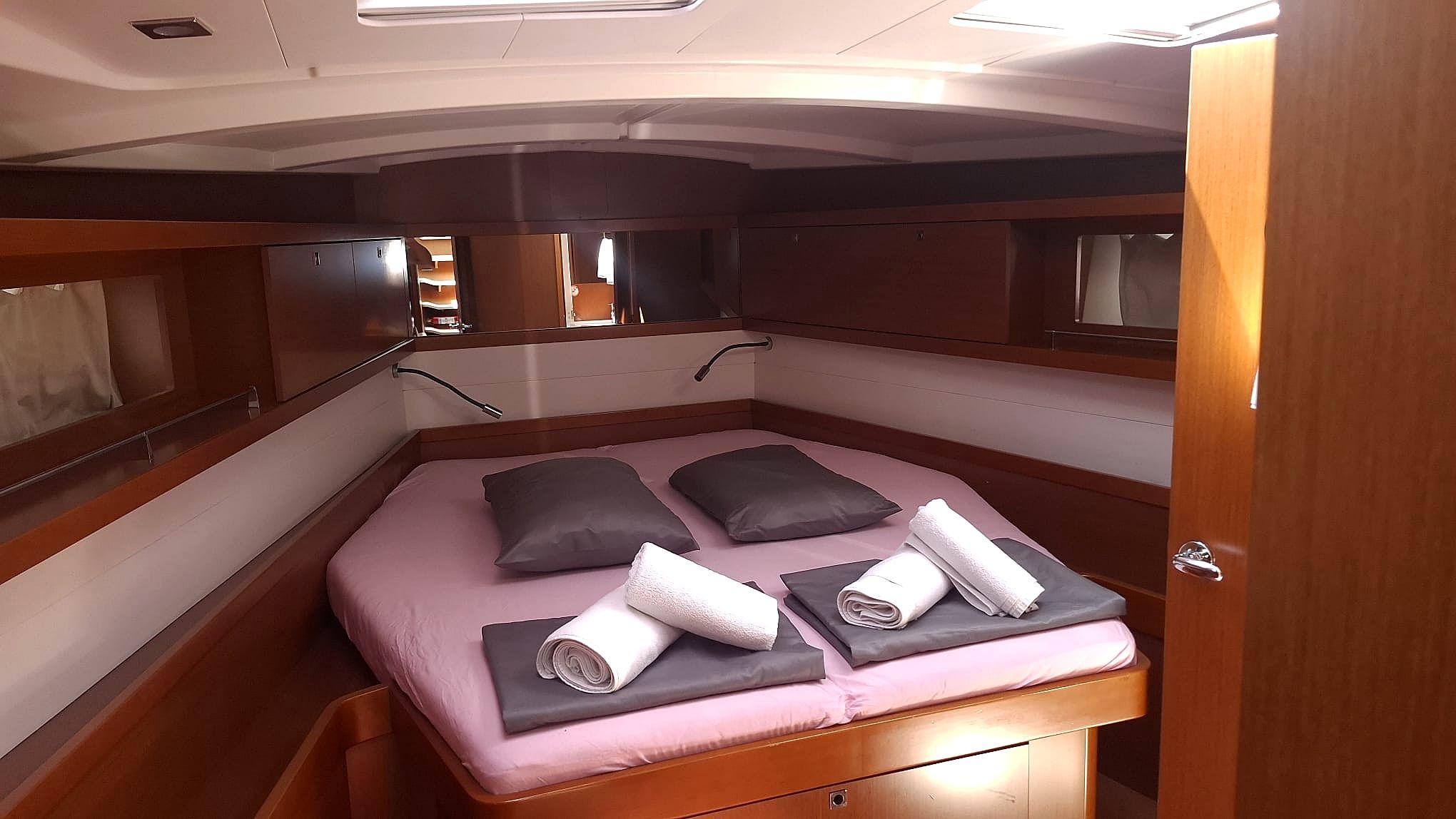 Una cabaña acogedora con cama, una mesita y un banco.