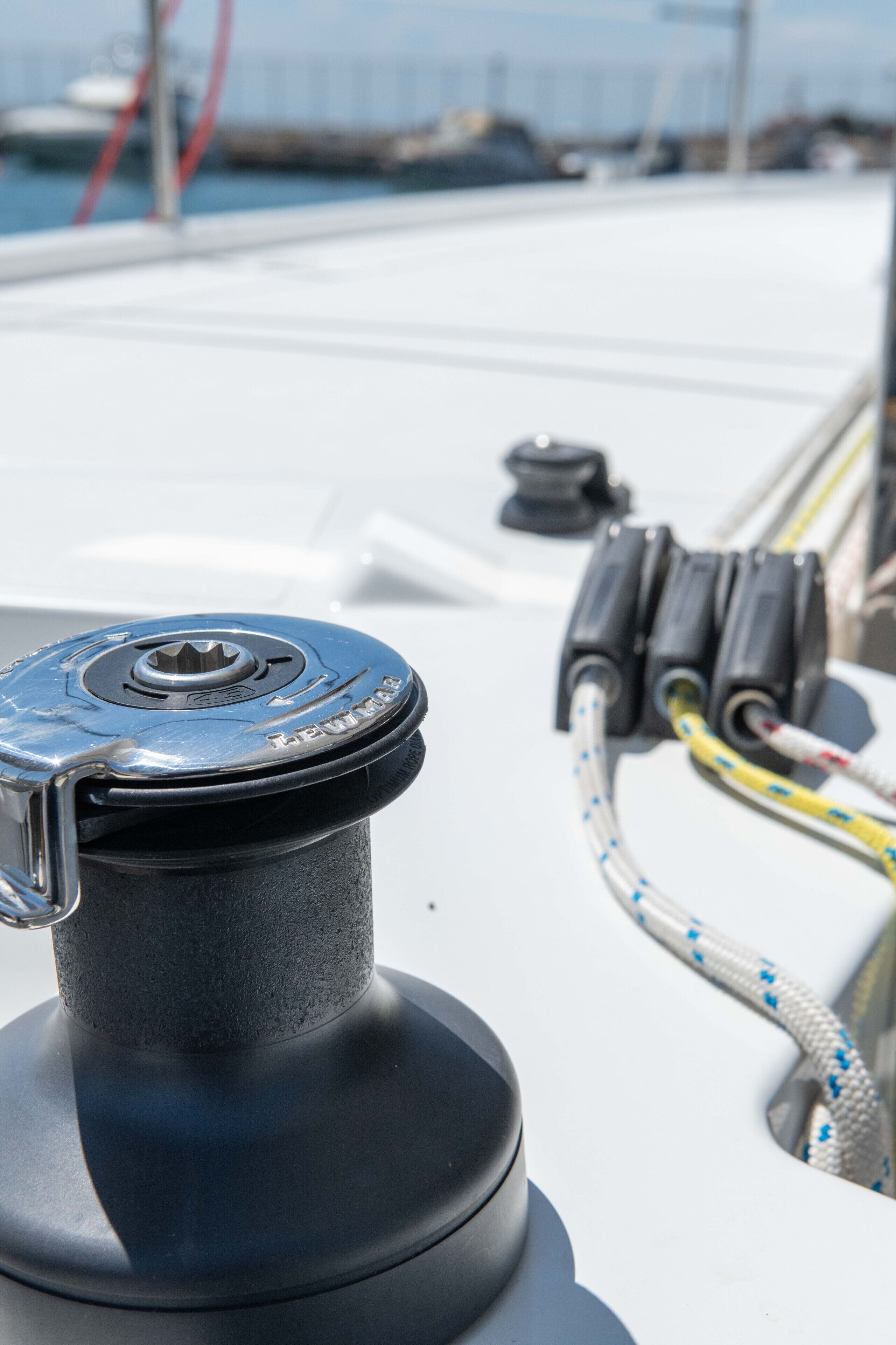 Een detailopname van een lier en bedieningshendels op een boot.