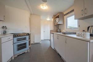 Horno, placa de cocina, tostadora, silla alta para bebés
