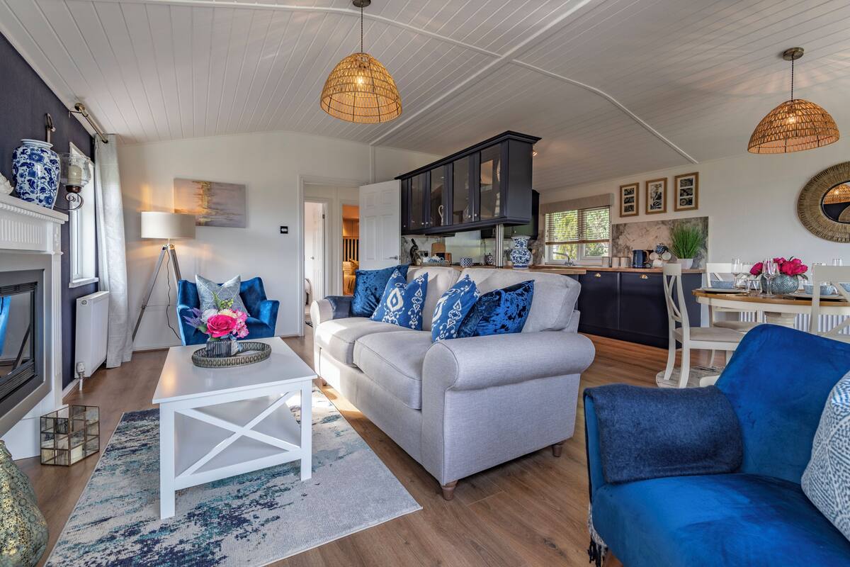 Sunrise View Lodge | منطقة المعيشة | تلفزيون بحجم 32-بوصة يعرض قنوات تلفزيونية رقمية، مدفأة