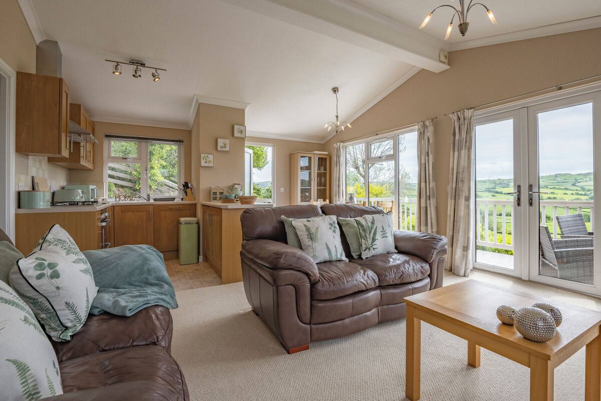Gwrych Lodge - Pet friendly | منطقة المعيشة | تلفزيون بحجم 32-بوصة يعرض قنوات تلفزيونية رقمية، مدفأة