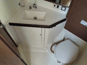 Ein Badezimmer mit Waschbecken, Spiegel und Toilette.
