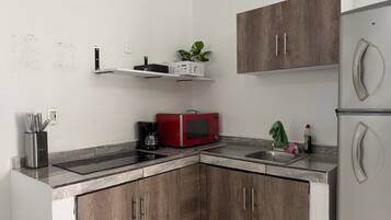 Stovetop, coffee/tea maker, cookware/dishes/utensils, dining tables