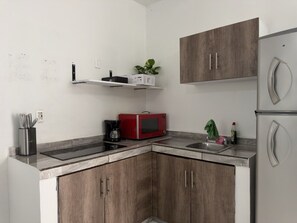 Stovetop, coffee/tea maker, cookware/dishes/utensils, dining tables - Loft junto a la UDEM (San Pedro Garza García)